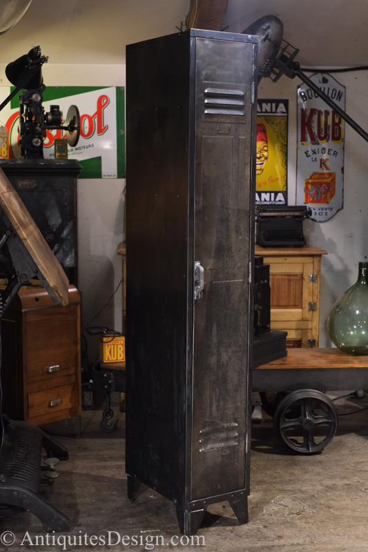 ancien vestiaire porte emboutie 1930